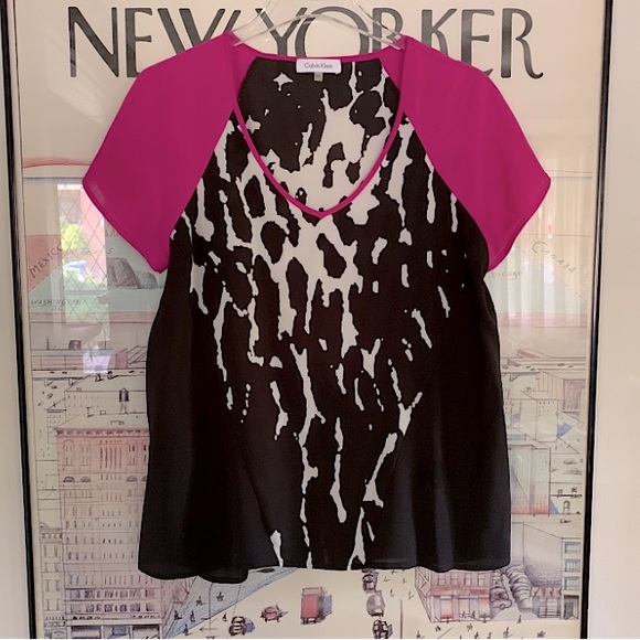 Calvin Klein v neck dressed up T in animal print with pop of pink size M - Picture 1 of 7